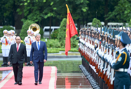 Thủ tướng Nguyễn Xuân Phúc và Thủ tướng Rumani Dacian Ciolos duyệt Đội danh dự. Ảnh: VGP/Quang Hiếu