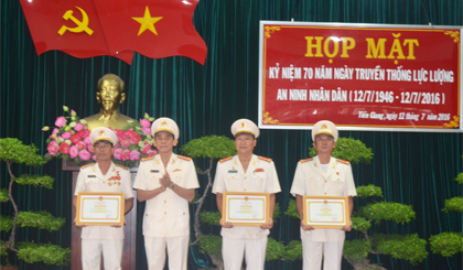 Đại tá Nguyễn Hữu Trí, Giám đốc Công an tỉnh trao Bằng khen của Bộ Công an và Tổng cục ANND tặng các tập thể, cá nhân lập thành tích xuất sắc trong đợt thi đua chào mừng Ngày truyền thống lực lượng ANND.