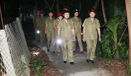 Lực lượng Dân phòng nữ phối hợp với Đội Dân phòng nam của xã làm nhiệm vụ tuần tra.