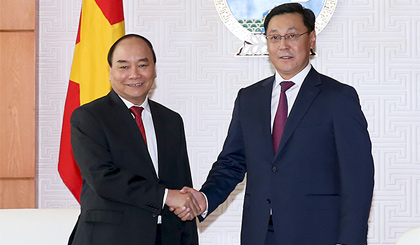 Thủ tướng Nguyễn Xuân Phúc và Thủ tướng Mông Cổ J. Erdenebat. Ảnh: VGP/Quang Hiếu