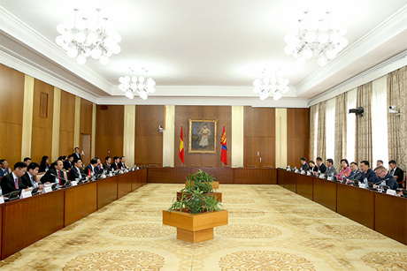 Thủ tướng Nguyễn Xuân Phúc hội đàm với Thủ tướng Mông Cổ J. Erdenebat. Ảnh: VGP/Quang Hiếu