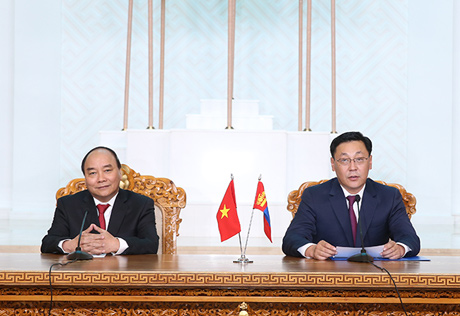 Thủ tướng Nguyễn Xuân Phúc và Thủ tướng Mông Cổ J. Erdenebat gặp gỡ báo chí chung. Ảnh: VGP/Quang Hiếu
