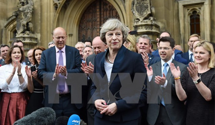 Bà Theresa May (giữa) trả lời báo giới tại thủ đô London ngày 11-7. Nguồn: AFP/TTXVN