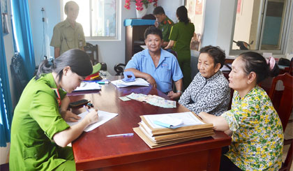 Bà Nguyễn Ngọc Anh (ngồi giữa) đang làm thủ tục hoàn trả tiền cho chị Trần Thị Lệ.