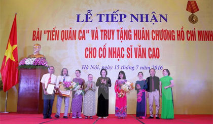 Chủ tịch Quốc hội Nguyễn Thị Kim Ngân trao tặng Huân chương Hồ Chí Minh cho gia đình cố nhạc sỹ Văn Cao. Ảnh: Phương Hoa/TTXVN