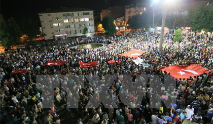 Người dân Thổ Nhĩ Kỳ đổ ra các đường phố ở Ankara, phản đối đảo chính. (Nguồn: Anadolu Agency/TTXVN) 