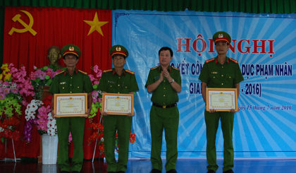 Thiếu tướng Tô Xuân Bốn, Phó Tổng Cục Trưởng Tổng Cục VIII, trao bằng khen cho 3 tập thể có thành tích xuất sắc.