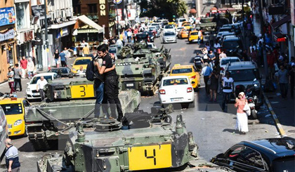 Xe tăng của quân đội Thổ Nhĩ Kỳ bỏ lại trên các đường phố ở Istanbul sau vụ đảo chính. Nguồn: AFP/TTXVN