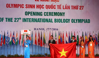 Đoàn Việt Nam trong lễ khai mạc IBO 2016. Ảnh: Báo Giáo dục và Thời đại