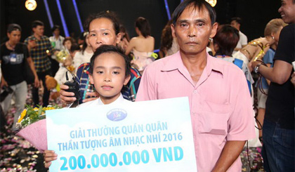 Hồ Văn Cường bên cha mẹ sau khi được công bố trở thành quán quân Vietnam Idol Kids mùa đầu tiên. Ảnh: Ân Nguyễn