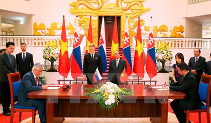 Thủ tướng Nguyễn Xuân Phúc và Thủ tướng nước Cộng hòa Slovakia Robert Fico chứng kiến lễ ký bản ghi nhớ hợp tác giữa Tập đoàn FPT và Công ty Gratex International Slovakia (GTI). Ảnh: Thống Nhất/TTXVN