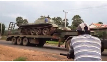 Hình ảnh xe tăng được di chuyển từ Preah Vihear tới Phnom Penh được đăng trên Facebook. Nguồn: Cambodia Daily