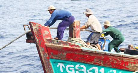 Mỗi chuyến đánh bắt kéo dài hàng tháng trời, cuộc sống của ngư dân trên biển gặp không ít khó khăn, nhất là trong mùa mưa bão.