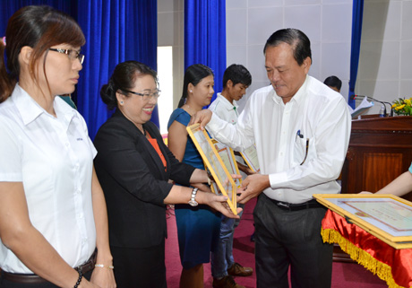 Ông Lê Văn Nghĩa, Phó Chủ tịch UBND tỉnh trao Bằng khen của Bộ Tài chính cho các tập thể.