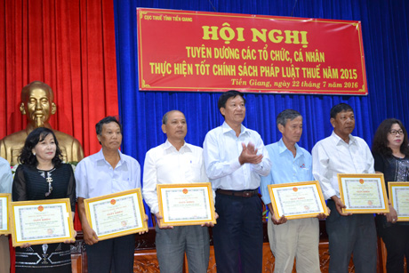 Ông Nguyễn Tấn Lộc, Cục trưởng Cục Thuế Tiền Giang trao Giấy khen của Bộ Tài chính cho các tập thể và cá nhân.