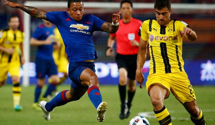 Dortmund (áo vàng) đang dẫn trước M.U 2-0.