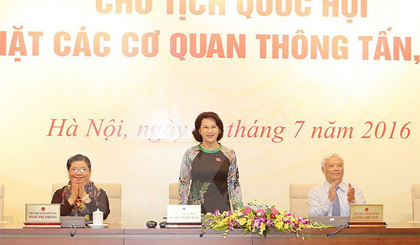 Chủ tịch Quốc hội Nguyễn Thị Kim Ngân trả lời câu hỏi của các phóng viên. Ảnh: Trọng Đức/TTXVN