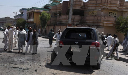 Lực lượng an ninh Afghanistan điều tra tại hiện trường một vụ đánh bom. Ảnh: EPA/TTXVN
