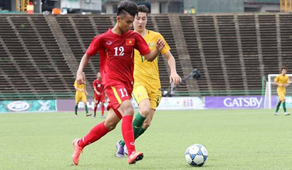 U16 Việt Nam (áo đỏ) thua đầy đáng tiếc trước U16 Australia. (Nguồn: Post Sport)