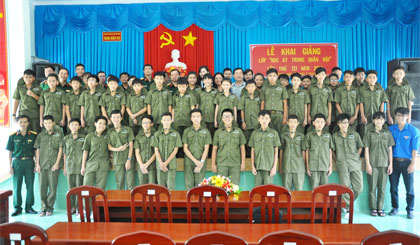 Các chiến sĩ nhí tham gia lớp huấn luyện “Học kỳ trong Quân đội”.