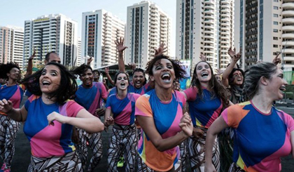 Các vũ công reo hò tại buổi mở cửa chào đón các đoàn dự Olympic 2016 tại Làng Olympic. Nguồn: AFP