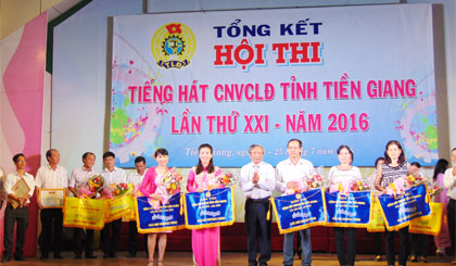 Ông Huỳnh Thanh Minh, Phó Trưởng Ban Dân vận Tỉnh ủy trao các giải thưởng cho các đơn vị đoạt giải của hội thi.