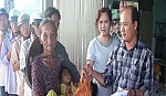 Hội Người mù huyện Cái Bè tặng quà hội viên nghèo