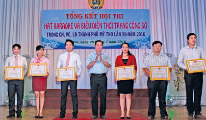 Ông Nguyễn Văn Vững, Phó Chủ tịch UBND TP. Mỹ Tho trao các giải thời trang công sở.