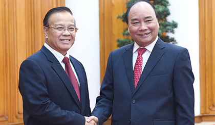Thủ tướng Nguyễn Xuân Phúc tiếp Phó Thủ tướng, Bộ trưởng Tài chính Lào Somdy Douangdy. Ảnh: VGP/Quang Hiếu