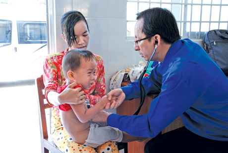 Bác sĩ áo xanh tình nguyện chăm sóc sức khỏe cho bệnh nhân nghèo. 