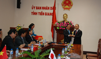 Phó chủ tịch UBND tỉnh Phạm Anh Tuấn trao quà lưu niệm của tỉnh đến ông Takimoto Koji