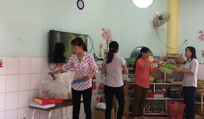 Giáo viên Trường Mầm non Tân Phú dọn dẹp vệ sinh, làm đồ dùng dạy học,  đồ chơi cho trẻ.