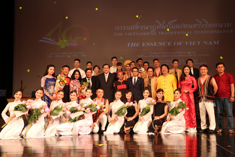 Phó Thủ tướng Vũ Đức Đam và Phó Thủ tướng Thái Lan Thanasak Patimaprakorn dự lễ khai mạc “Những ngày văn hóa Việt Nam tại Thái Lan”. Ảnh VGP/Đình Nam