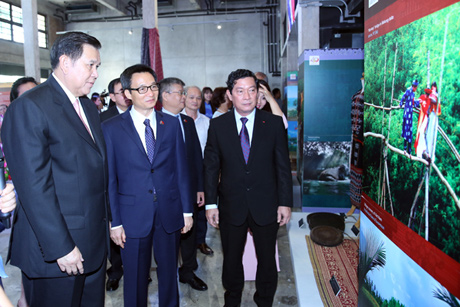  Phó Thủ tướng Vũ Đức Đam và Phó Thủ tướng Thái Lan thăm triển lãm 
