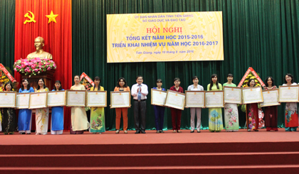 Ông Nguyễn Hồng Oanh, Giám đốc Sở GD&ĐT công nhận các cơ sở đạt tiêu chuẩn chất lượng giáo dục
