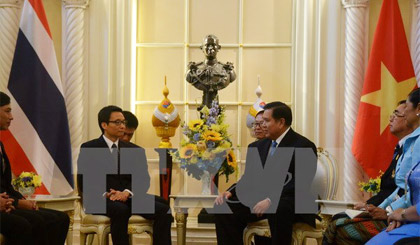 Phó Thủ tướng Vũ Đức Đam hội kiến Phó Thủ tướng Thái Lan Thanasak Patimaprakorn. Ảnh: Sơn Nam/TTXVN