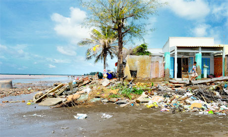 Sóng biển đã gây sụp lở nhiều nhà dân phía ngoài ấp Cầu Muống, xã Tân Thành. Những căn nhà còn lại đang tiếp tục bị đe dọa.