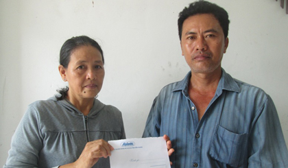 Bà Đinh Thị Ngọc Hà, Phó Chủ tịch Hội Chữ thập đỏ xã Nhị Bình trao 10 triệu đồng cho anh Ngon.