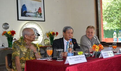 Đại sứ Việt Nam tại Ấn Độ, ông Tôn Sinh Thành (giữa) tại buổi nói chuyện. Ảnh: Huy Bình-Đăng Chính/Vietnam+