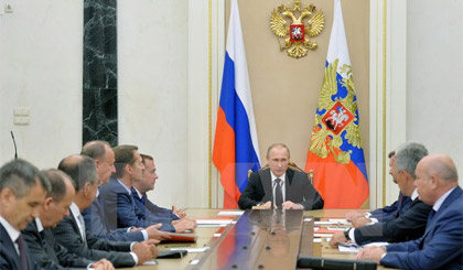Tổng thống Vladimir Putin chủ trì cuộc họp với các thành viên Hội đồng an ninh tại thủ đô Moskva ngày 11-8. Nguồn: AFP/TTXVN