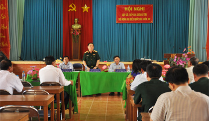 Trung tướng Nguyễn Trọng Nghĩa, Phó Chủ nhiệm Tổng cục Chính trị Quân đội nhân dân Việt Nam giải trình một số ý kiến, kiến nghị cử tri của huyện Chợ Gạo.
