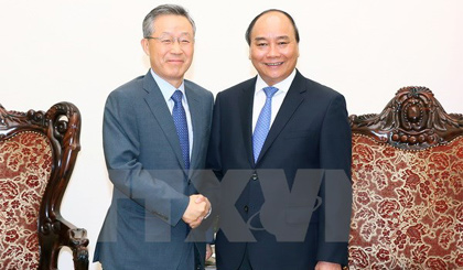 Thủ tướng Nguyễn Xuân Phúc tiếp ông Yoon Dae Hee, nguyên Bộ trưởng điều phối chính sách Văn phòng Thủ tướng Hàn Quốc, Cố vấn cấp cao cấp Chủ tịch Tập đoàn LG. Ảnh: Thống Nhất/TTXVN