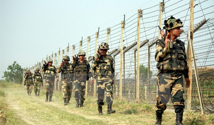 Lực lượng biên phòng Ấn Độ tuần tra tại khu vực biên giới Ấn Độ-Pakistan ở Budwar, cách thành phố Jammu, thủ phủ mùa đông của vùng Kashmir do Ấn Độ kiểm soát khoảng 40km. Nguồn: EPA/TTXVN