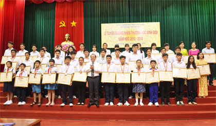 Ông Trần Thanh Đức, Phó Chủ tịch UBND tỉnh trao thưởng cho các em HS và GV.