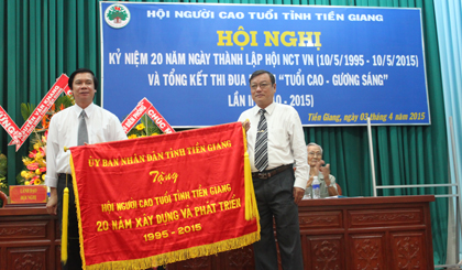 Ông Nguyễn Văn Danh, Phó Bí thư Thường trực Tỉnh ủy (nay là Ủy viên BCH Trung ương Đảng, Bí thư Tỉnh ủy) trao  Bức trướng của UBND tỉnh cho Hội NCT tỉnh.