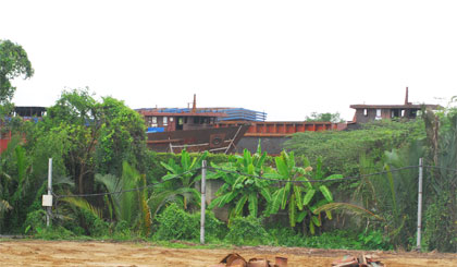 Một cơ sở sửa chữa, đóng tàu gây ô nhiễm môi trường mà người dân bức xúc.