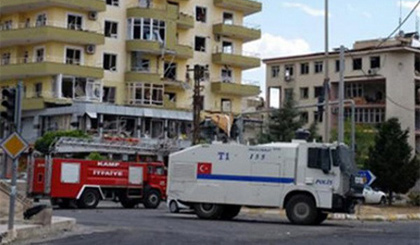 Theo Reuters và THX, ngày 17-8, một xe bom đã phát nổ gần trụ sở cảnh sát ở tỉnh Van thuộc miền Đông Thổ Nhĩ Kỳ, gần biên giới với Iran, khiến 3 người thiệt mạng và 40 người bị thương.
