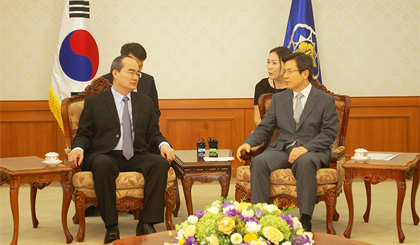 Chủ tịch Ủy ban Trung ương MTTQ Việt Nam Nguyễn Thiện Nhân và Thủ tướng Hàn Quốc Hwang Kyo-ahn. Ảnh: Quốc Khánh