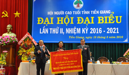 Ông Trần Thanh Đức, Phó Chủ tịch UBND tỉnh trao tặng Bức trướng của UBND tỉnh cho Hội NCT tỉnh.