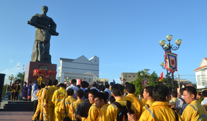  Rất đông người dân đến viếng AHDT Trương Định nhân lễ giỗ vào ngày 20-8 hàng năm.